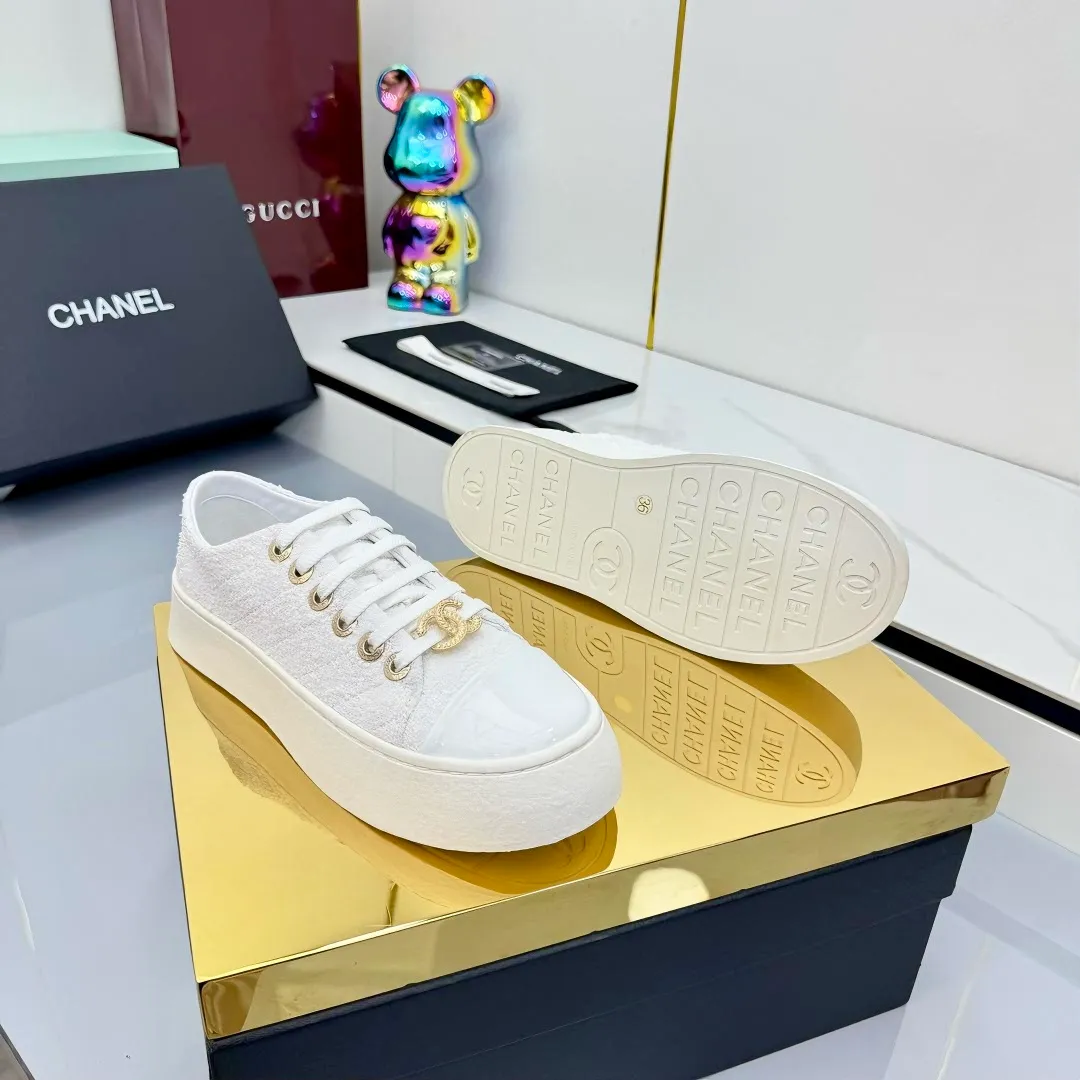 👟👟Ex-factory price 520👟👟 Top-quality cloth-covered version, original quality! ! ! Chanel Chanel - 2025 biscuit shoes, the top casual sports shoes in the counter, this classic design; the upper is electro-embroidered with a variety of craftsmanship; the outsole is fashionable and sporty; the extraordinary inclusion of a variety of color elements... The diversified mix and match is very good-looking and versatile, casual, fashionable, sports, and outdoor can be taken into account... ꫛꫀꪝ Go➫ Material: ❶Upper: Original first-layer cowhide ❷Inner: Sheepskin ❸Outsole is based on: Original TPU combination outsole. Full set of boutique packaging for women 35–40-41. Customized. Non-refundable. 👉